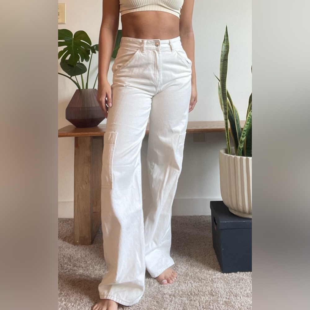 Light cream cargo pants. Model is 5’0”- 110lbs. for reference